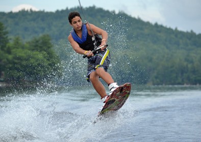 boy-waterski