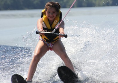girl-waterski